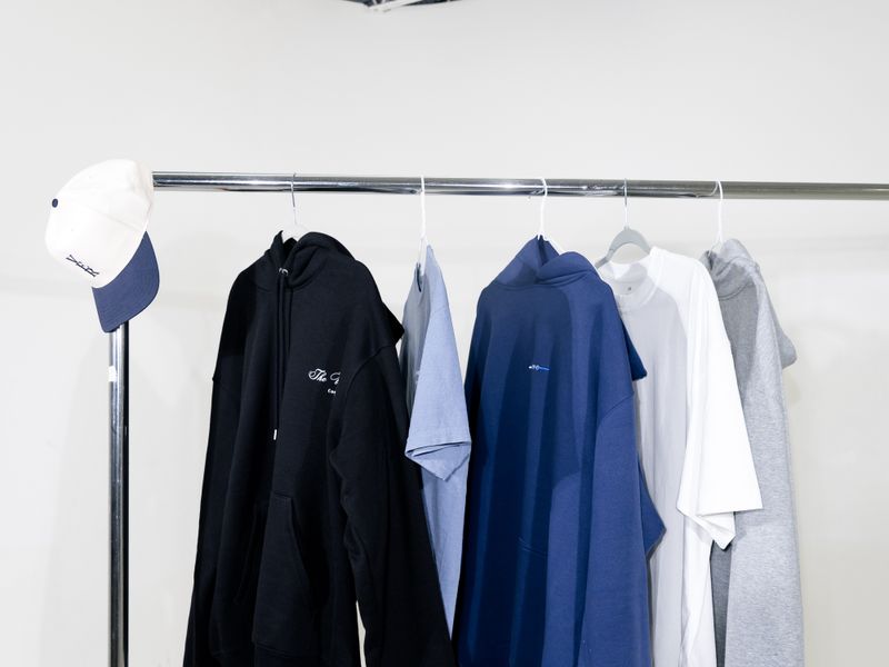 Collection de vêtements présentée sur un portant