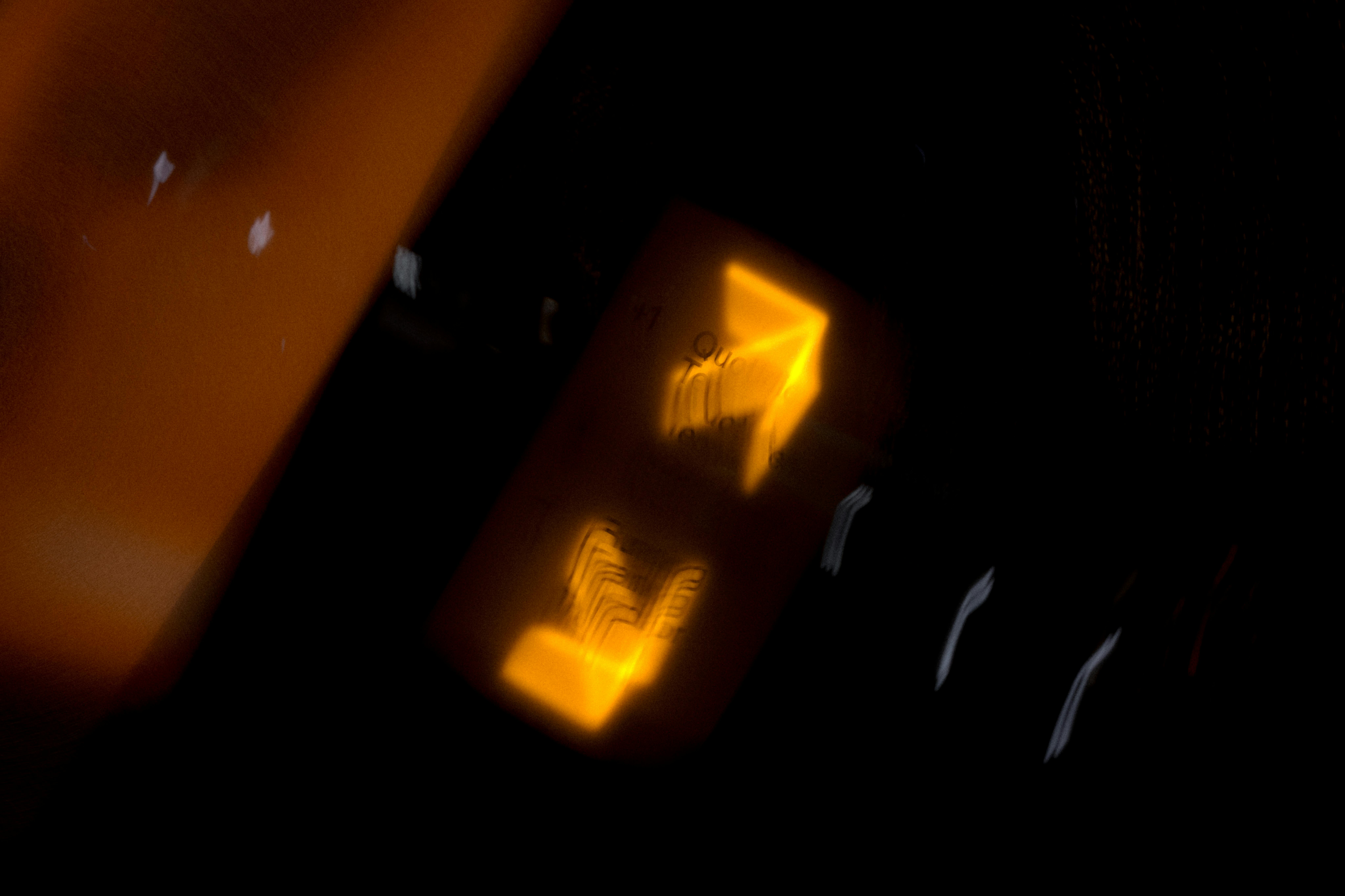 Kostnadsfria Dynamisk abstrakt bild av suddiga orange och gula ljusstrimmor i en mörk miljö. Stock foto