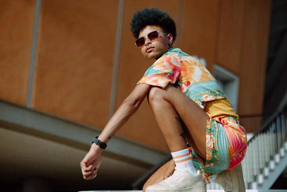 Look streetwear estival coloré avec pièce imprimée et sneakers