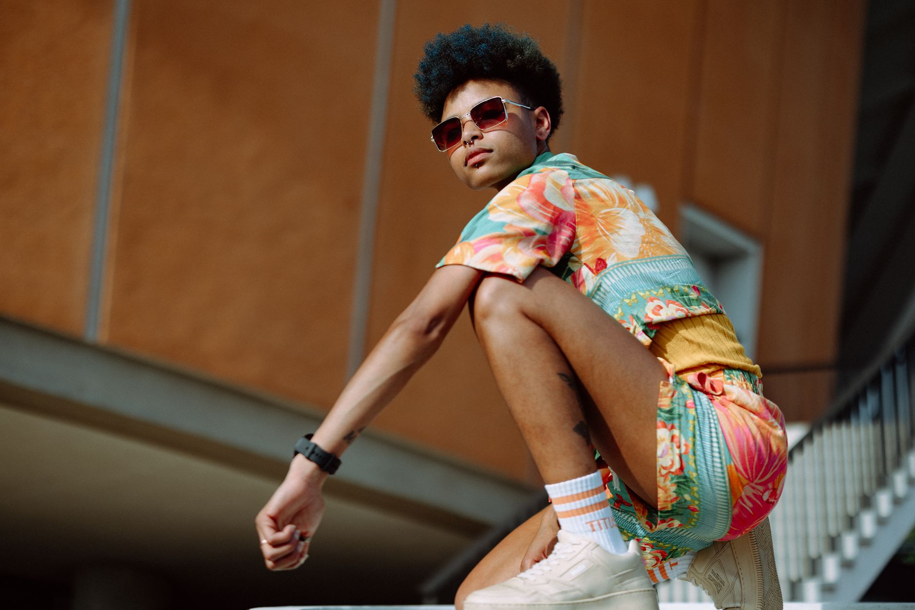 Look streetwear estival coloré avec pièce imprimée et sneakers