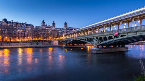Free A breathtaking view of Pont de Bir-Hakeim at dusk, Paris, with reflections on the Seine. Stock Photo