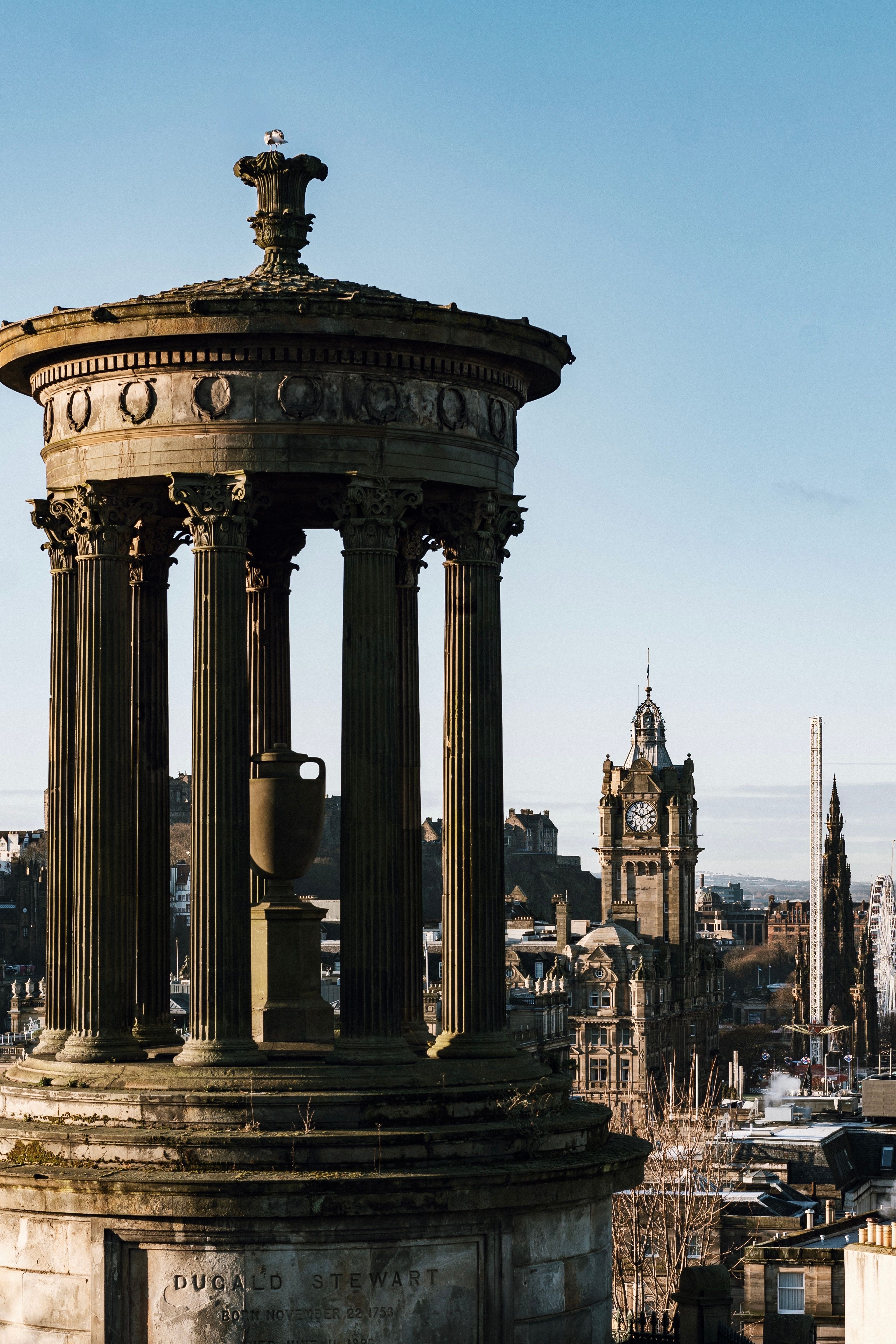 De franc Vista del monument Dugald Stewart amb l'horitzó d'Edimburg en un dia clar. Foto d'estoc