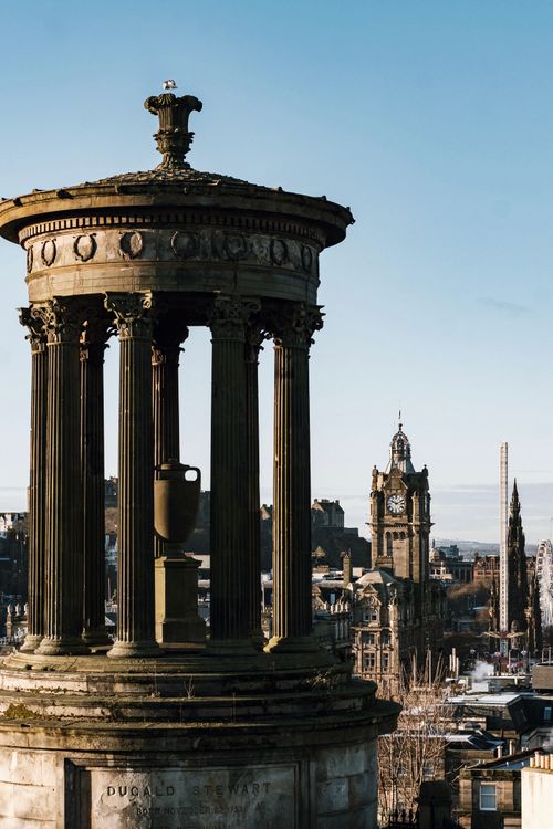 De franc Vista del monument Dugald Stewart amb l'horitzó d'Edimburg en un dia clar. Foto d'estoc