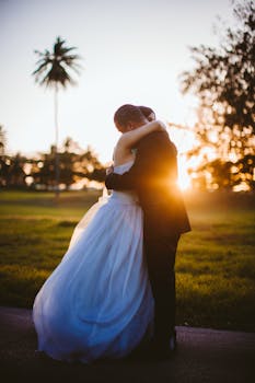 日落时分，婚礼上一对夫妇拥抱的迷人照片