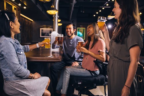 Gruppo Di Persone Che Bevono Birra E Si Divertono