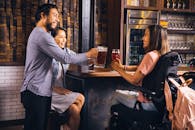 一群朋友在一家迷人的酒吧里举杯，尽显包容与欢乐