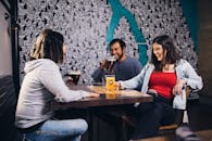 朋友们在现代酒吧里一起畅饮欢笑