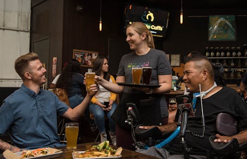 Vrouw Bier Serveren In Een Bar