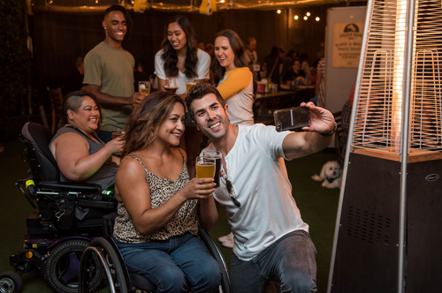 Free A cheerful group of friends taking a selfie with drinks at an indoor party. Stock Photo