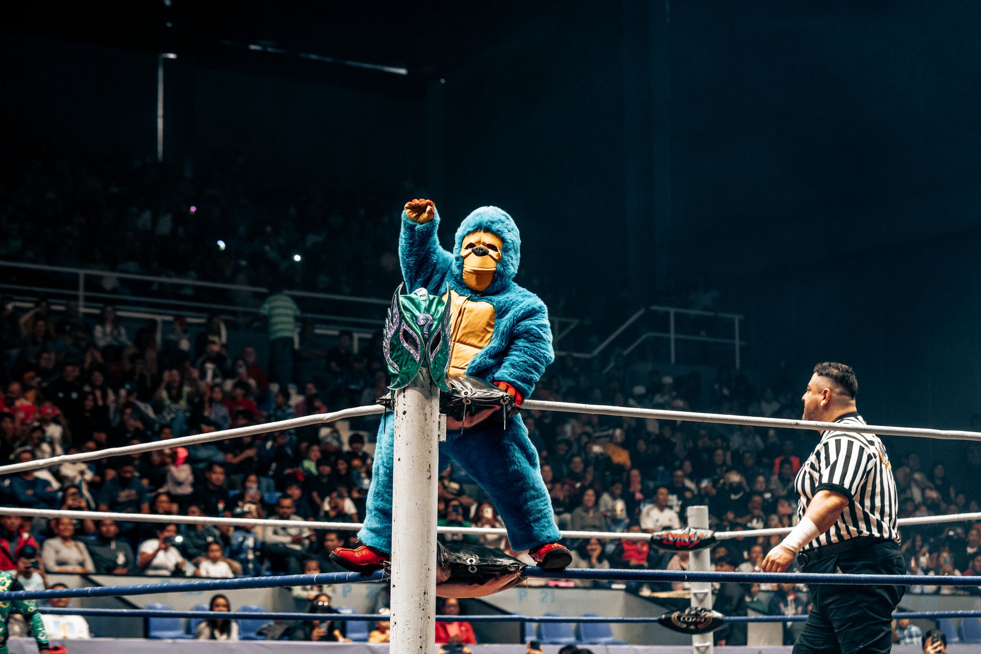 WK-mascotte hapt naar Mexicaanse president