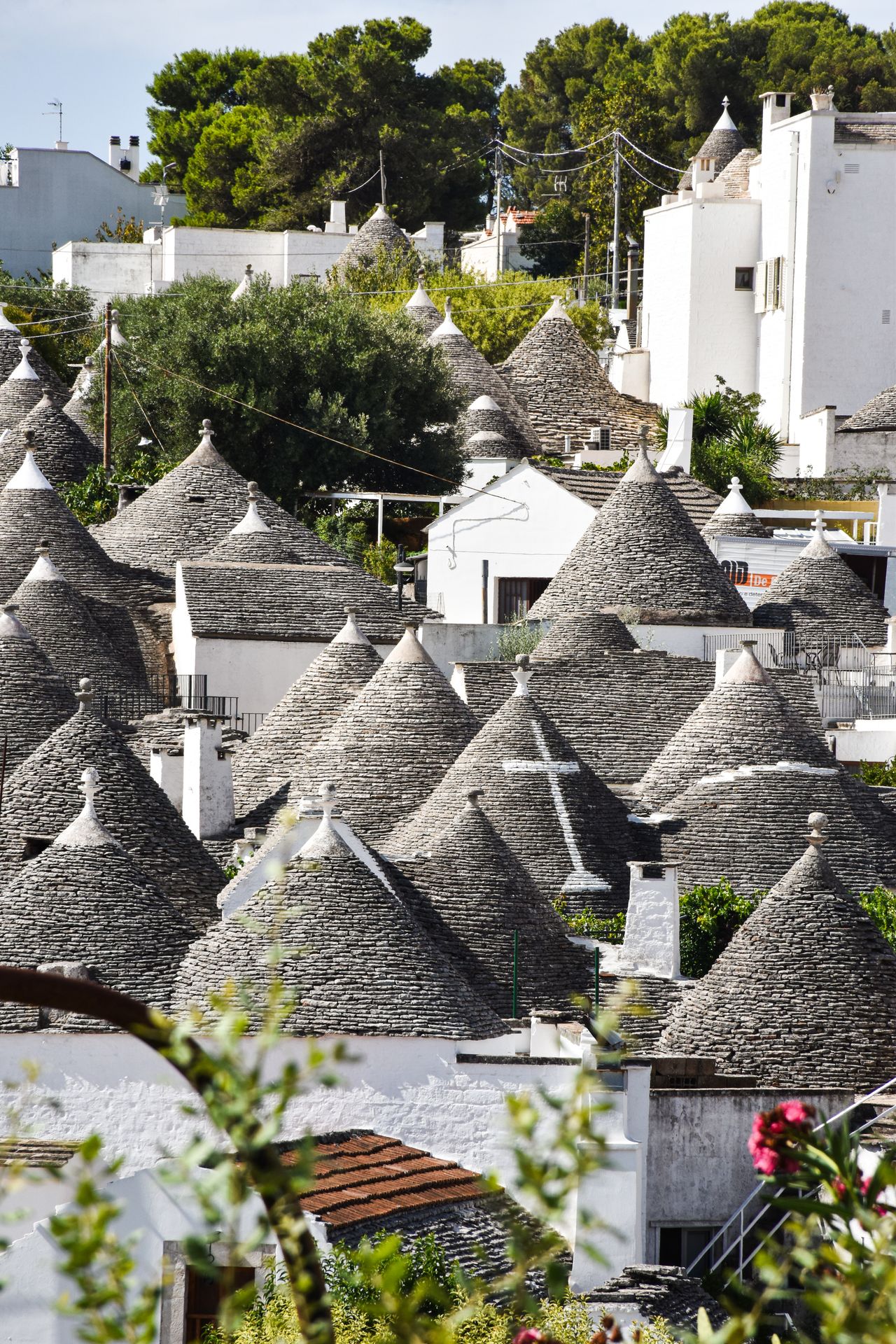 ruelle de trulli aux toits de pierre dans la vallée d'Itria Pouilles