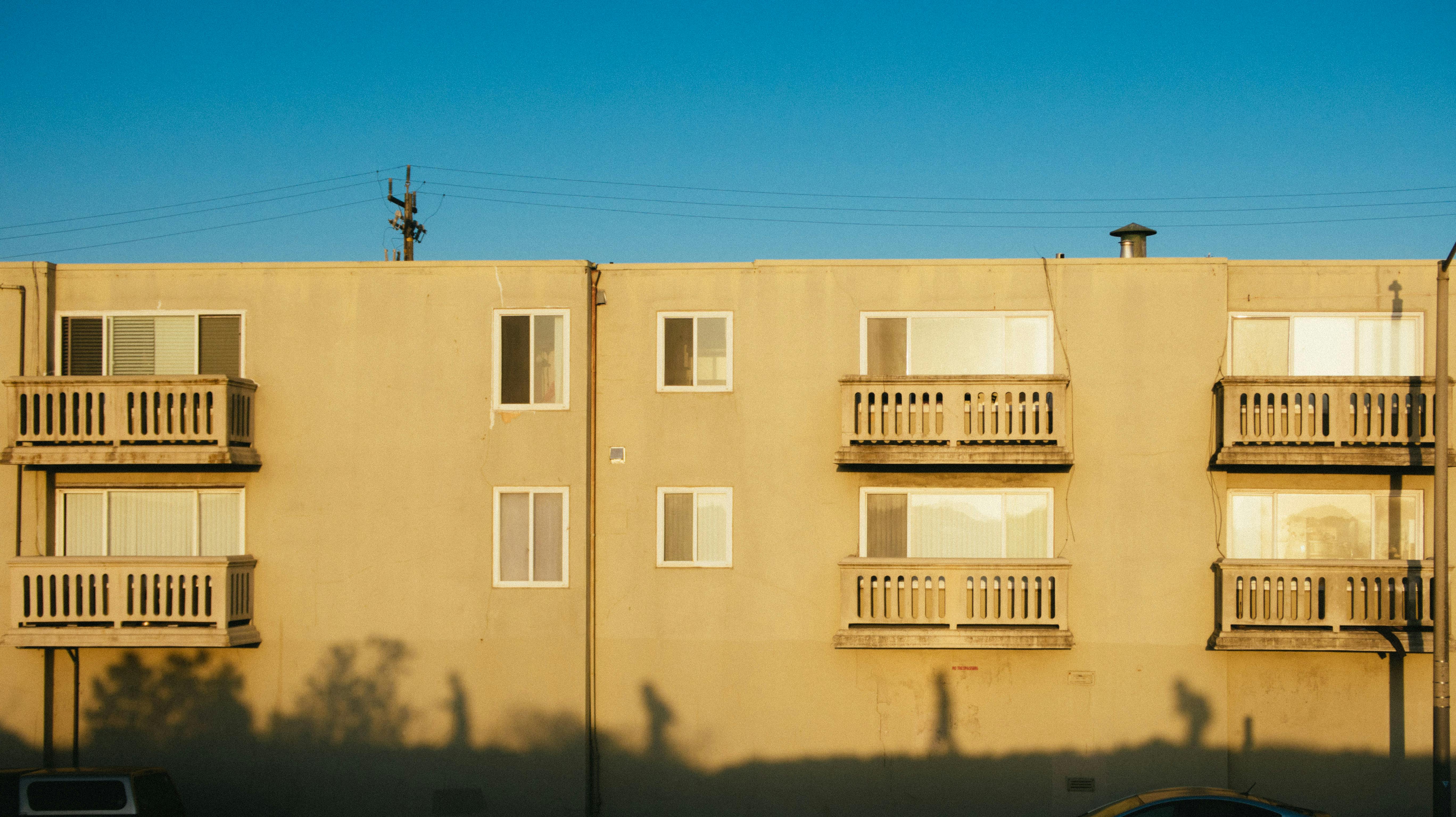在温暖的白天拍摄的带阳台当代公寓楼立面