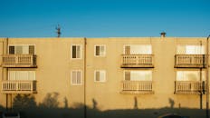 在温暖的白天拍摄的带阳台当代公寓楼立面