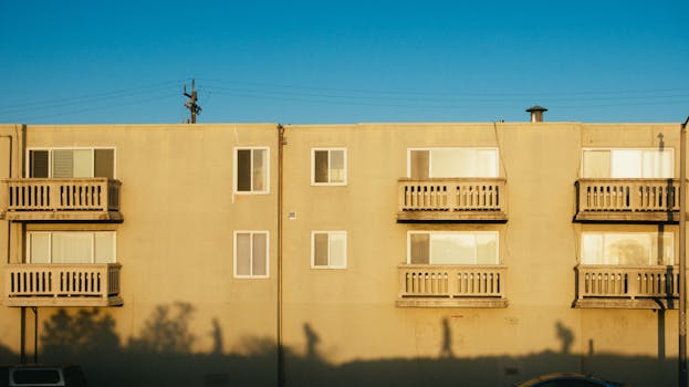 在温暖的白天拍摄的带阳台当代公寓楼立面