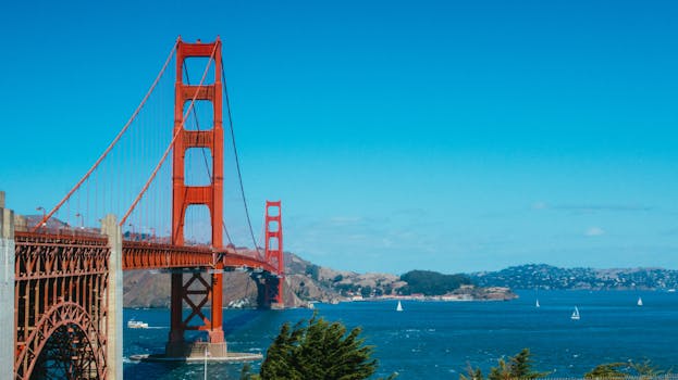 蔚蓝天空下，旧金山金门大桥的景色十分壮丽