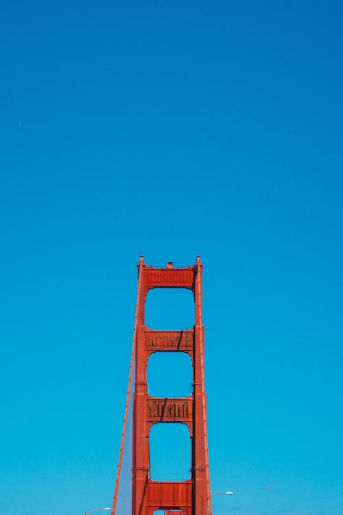 Mavi Gökyüzü Altında Bir Köprü Kulesi