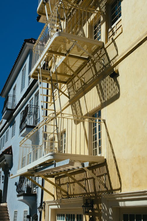 Balcon D'un Bâtiment Pour L'évacuation Des Incendies