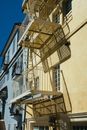 白天，城市黄色建筑立面上的消防通道和阴影清晰可见