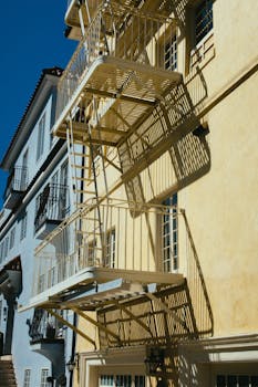 白天，城市黄色建筑立面上的消防通道和阴影清晰可见