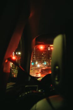 透过车窗，欣赏城市灯光与交通交织的夜间景观