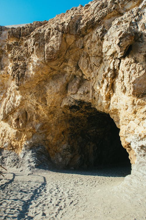 Фотография пещеры в дневное время