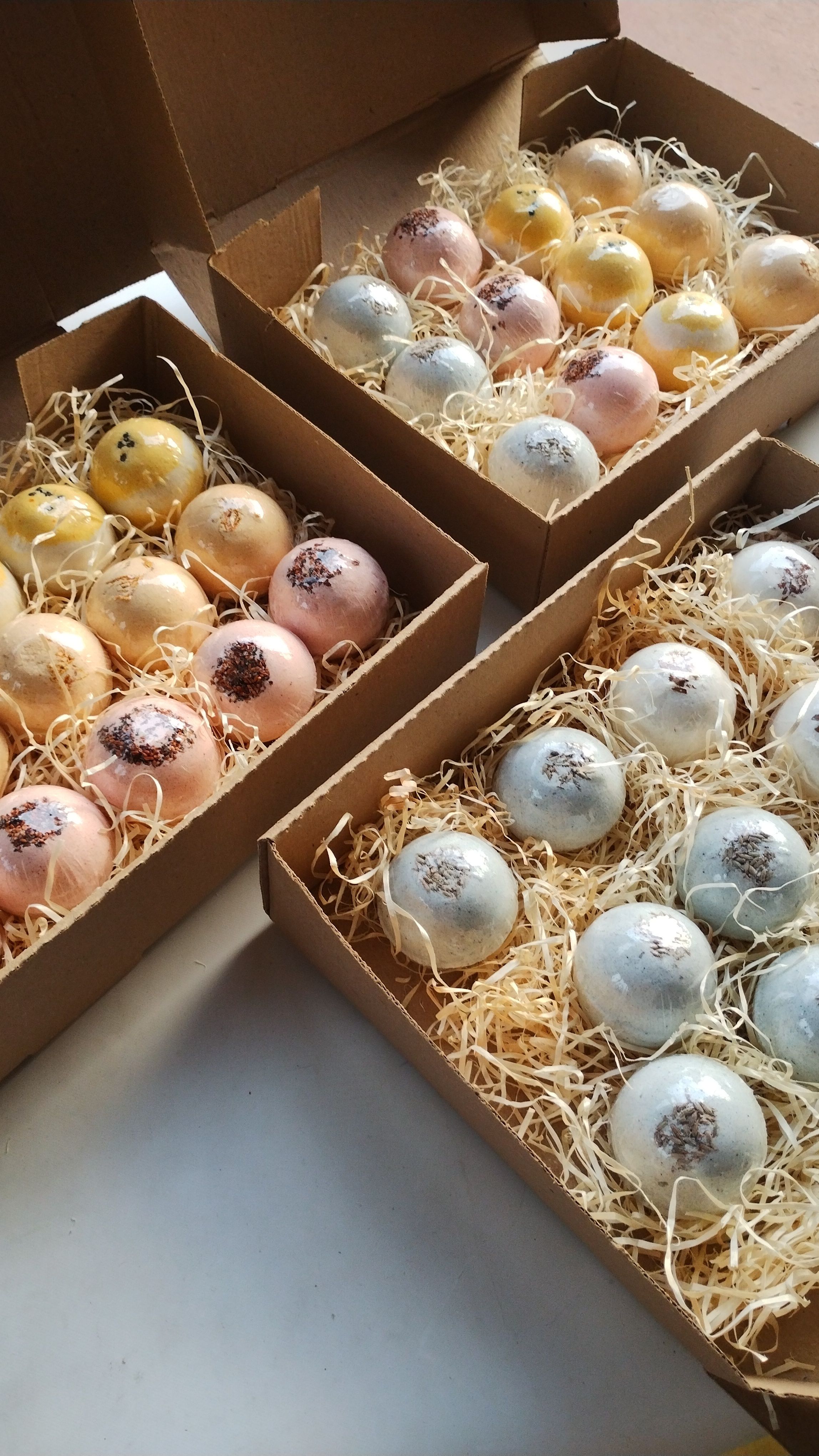 Bombes de bain colorées présentées dans des coffrets cadeaux ouverts
