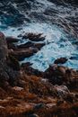 海浪拍打着风景优美的海岸线，勾勒出崎岖岩石的迷人景色