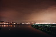 宁静海湾的夜间景观映照着城市灯光，非常适合旅行和自然爱好者