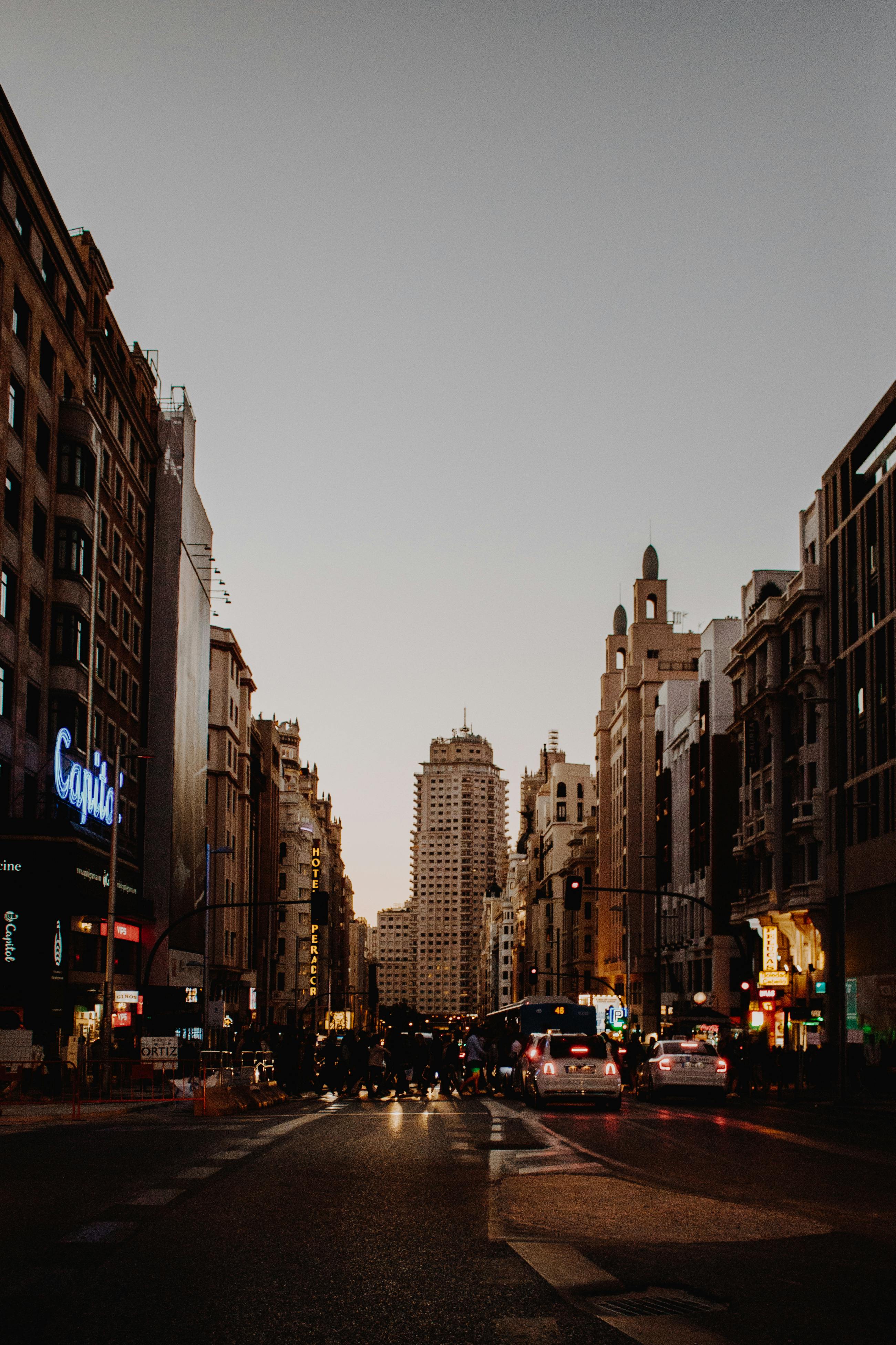 黄昏时分，繁华的市中心车流穿梭，灯火璀璨