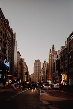 黄昏时分，繁华的市中心车流穿梭，灯火璀璨