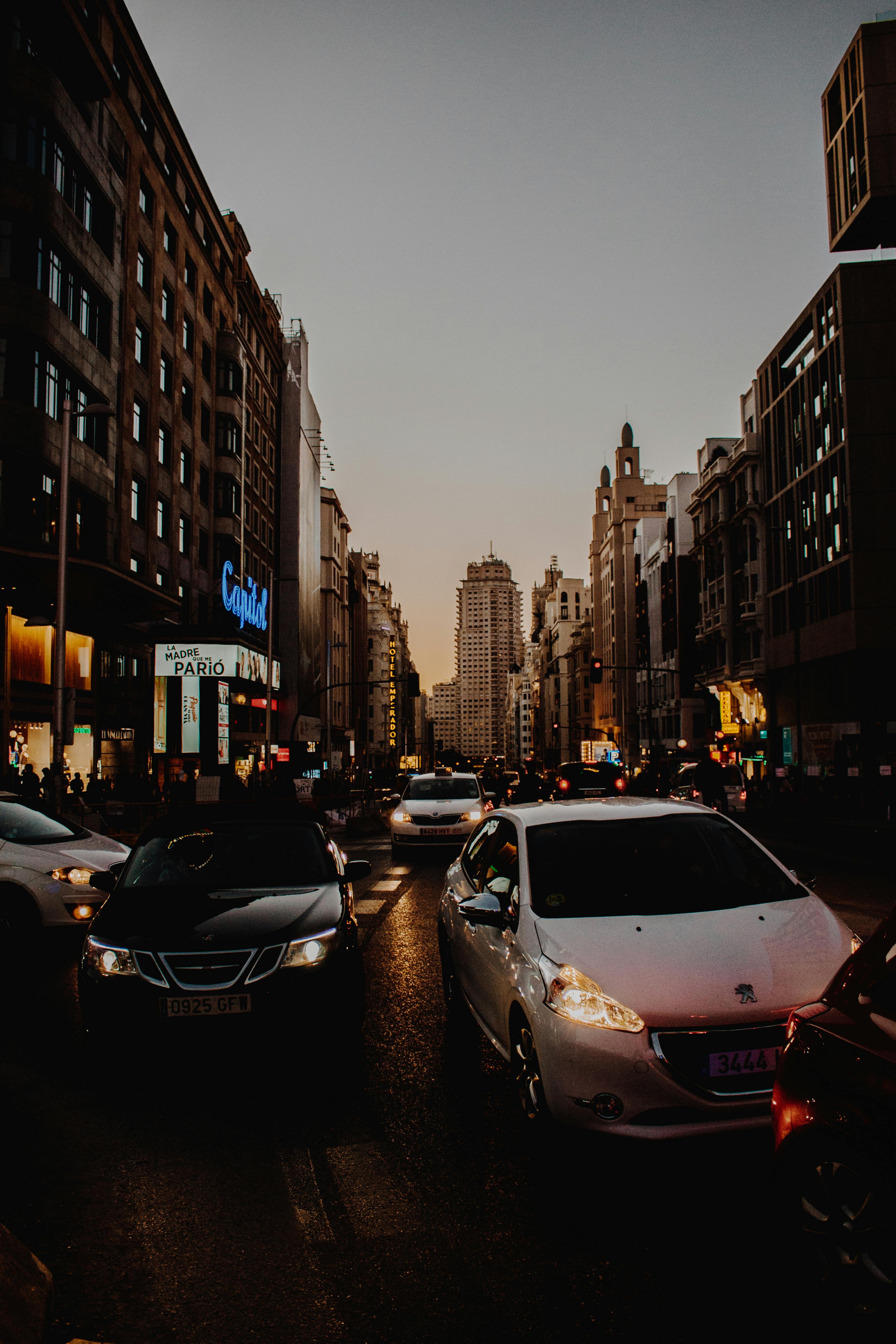 黄昏时分，城市街景交通繁忙，高楼林立，一派热闹景象
