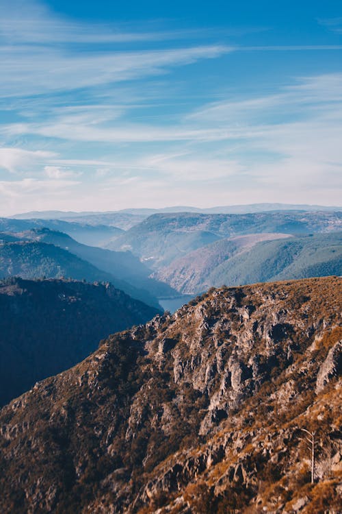 Foto Panoramica Delle Montagne Durante Il Giorno