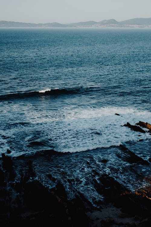 бесплатная Вид на морской пейзаж со скалами на берегу Стоковое фото