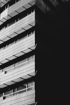 低角度视角下的当代建筑立面，呈现独特的几何图案