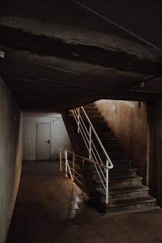 探索废弃楼梯间，光线昏暗，气氛诡异