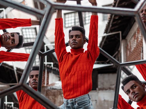 Homme Portant Un Pull Rouge