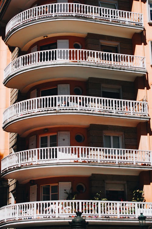 Balkons Met Witte Metalen Leuningen Van Een Gebouw