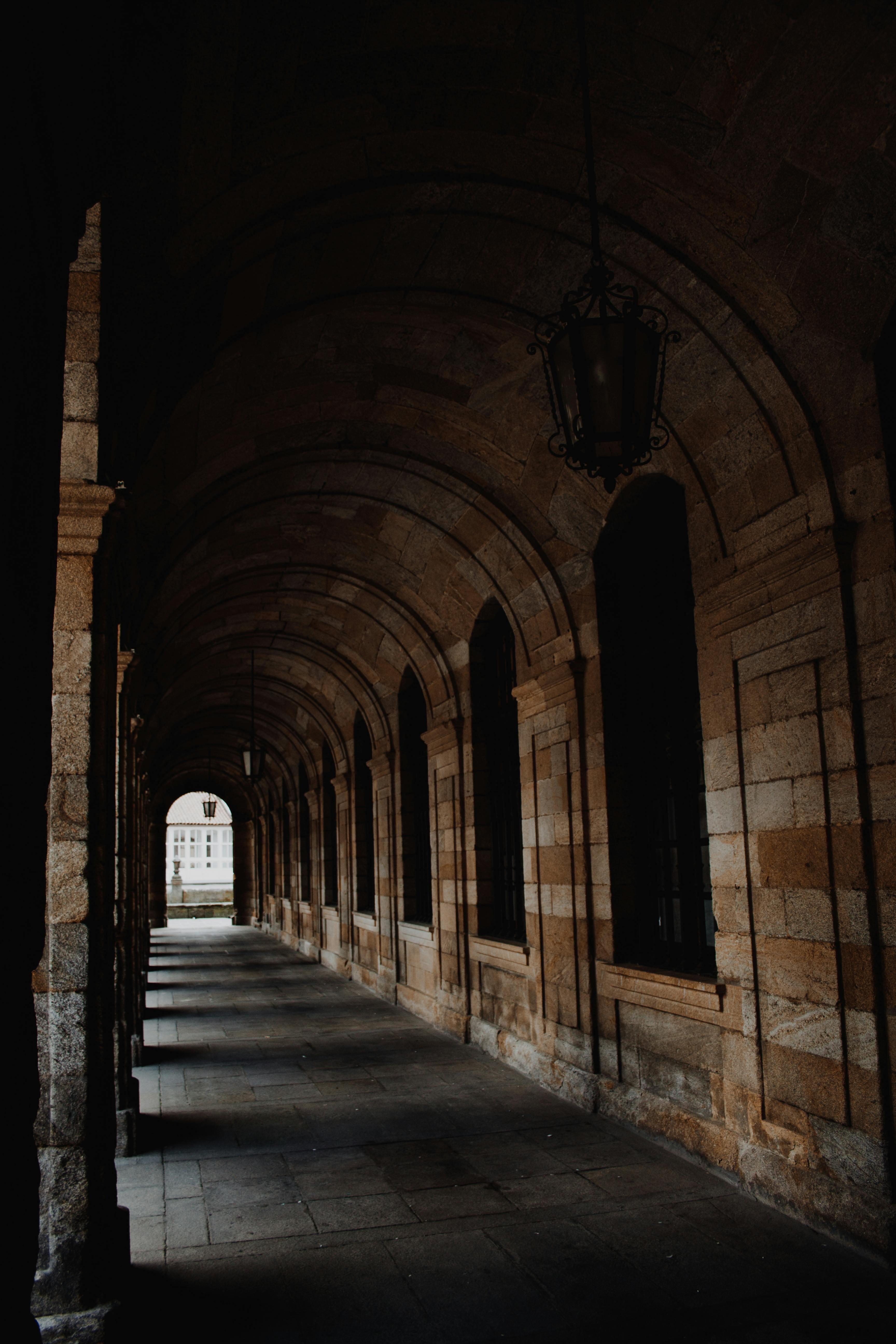 一座历史建筑内，戏剧性的拱形走廊展示了哥特式建筑风格