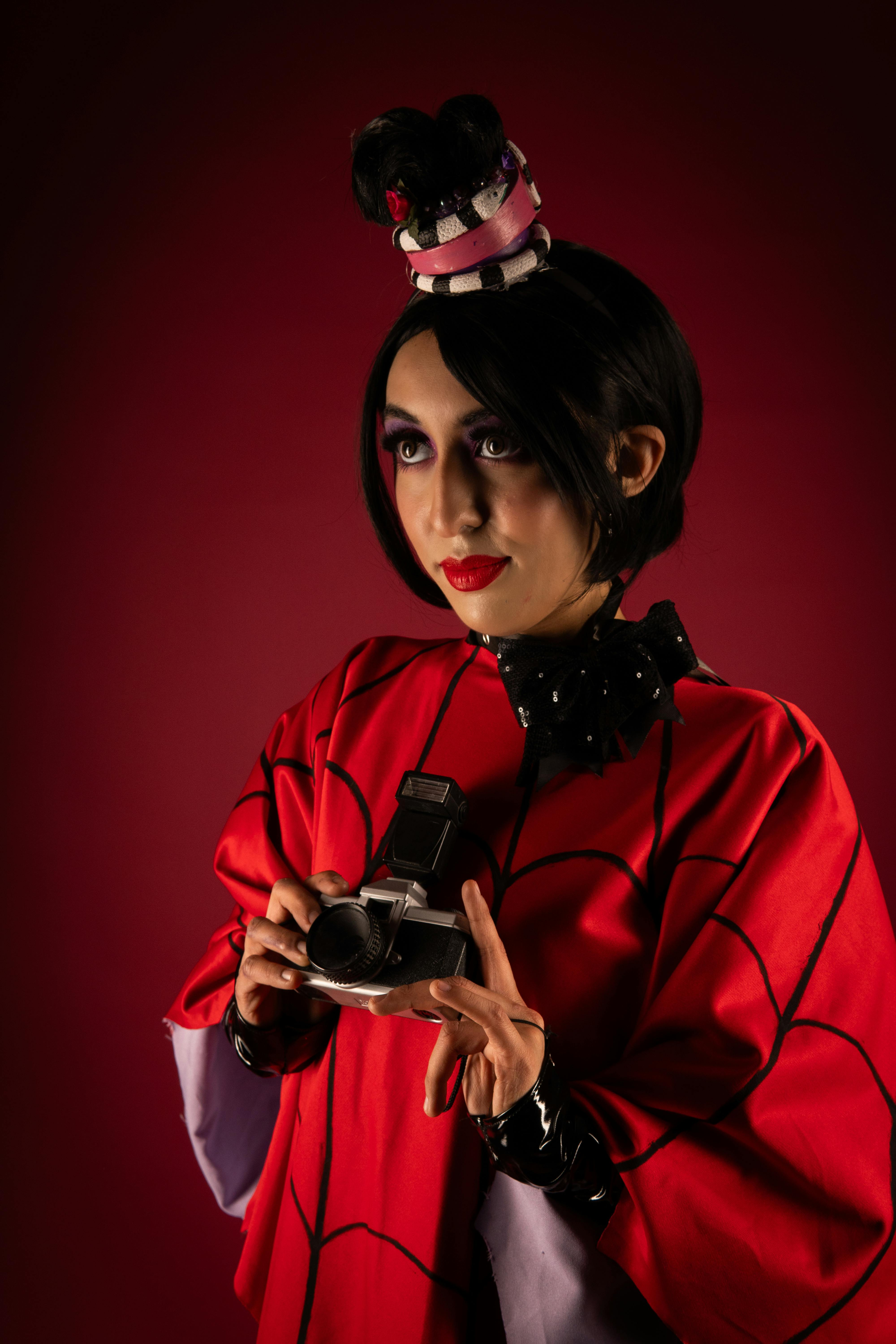 Gratis Retrato colorido de un entusiasta del cosplay sosteniendo una cámara vintage, mostrando creatividad y estilo. Foto de stock