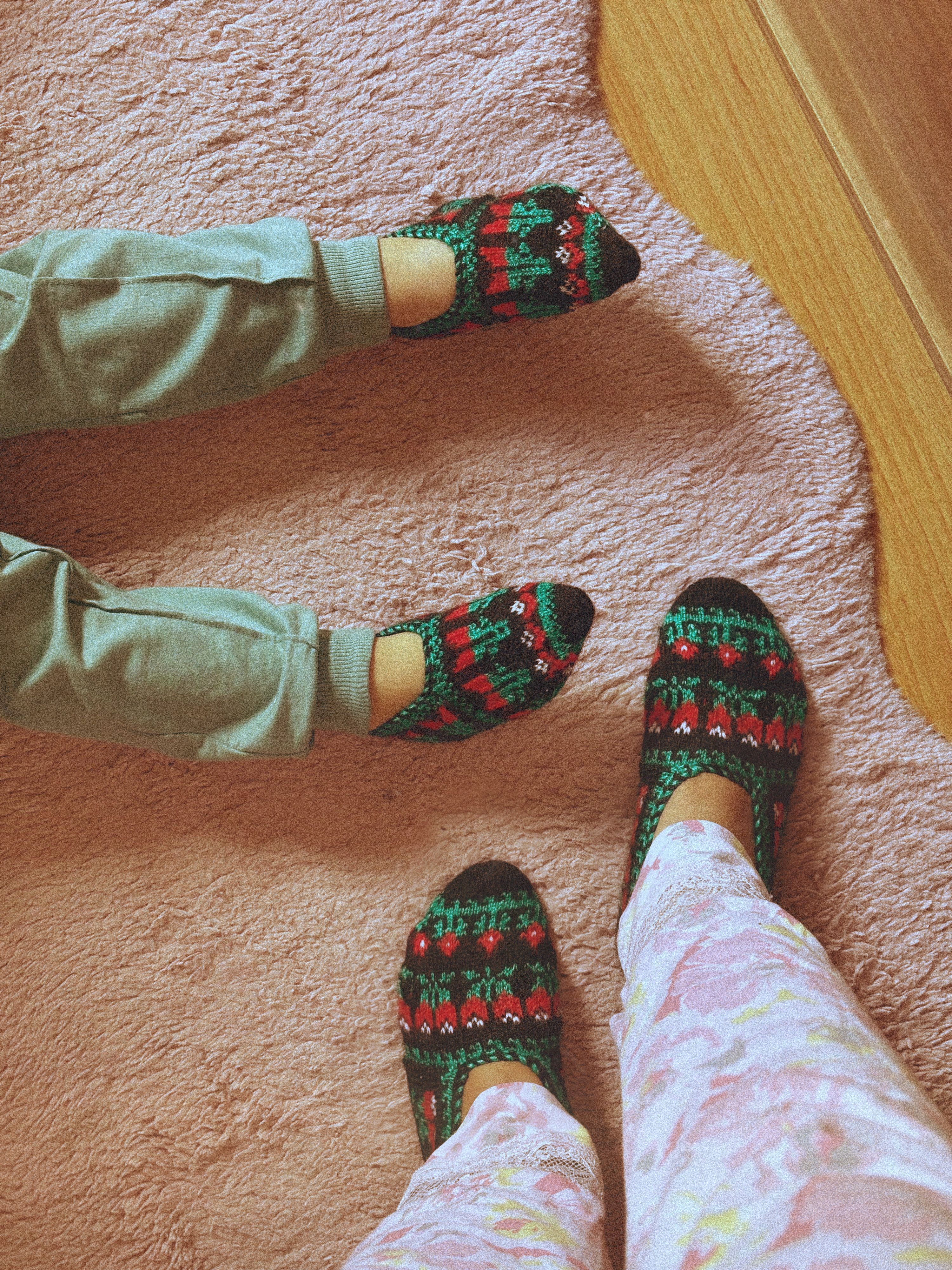 Knitted slippers on a soft rug — photo by hatice yagcii on Pexels