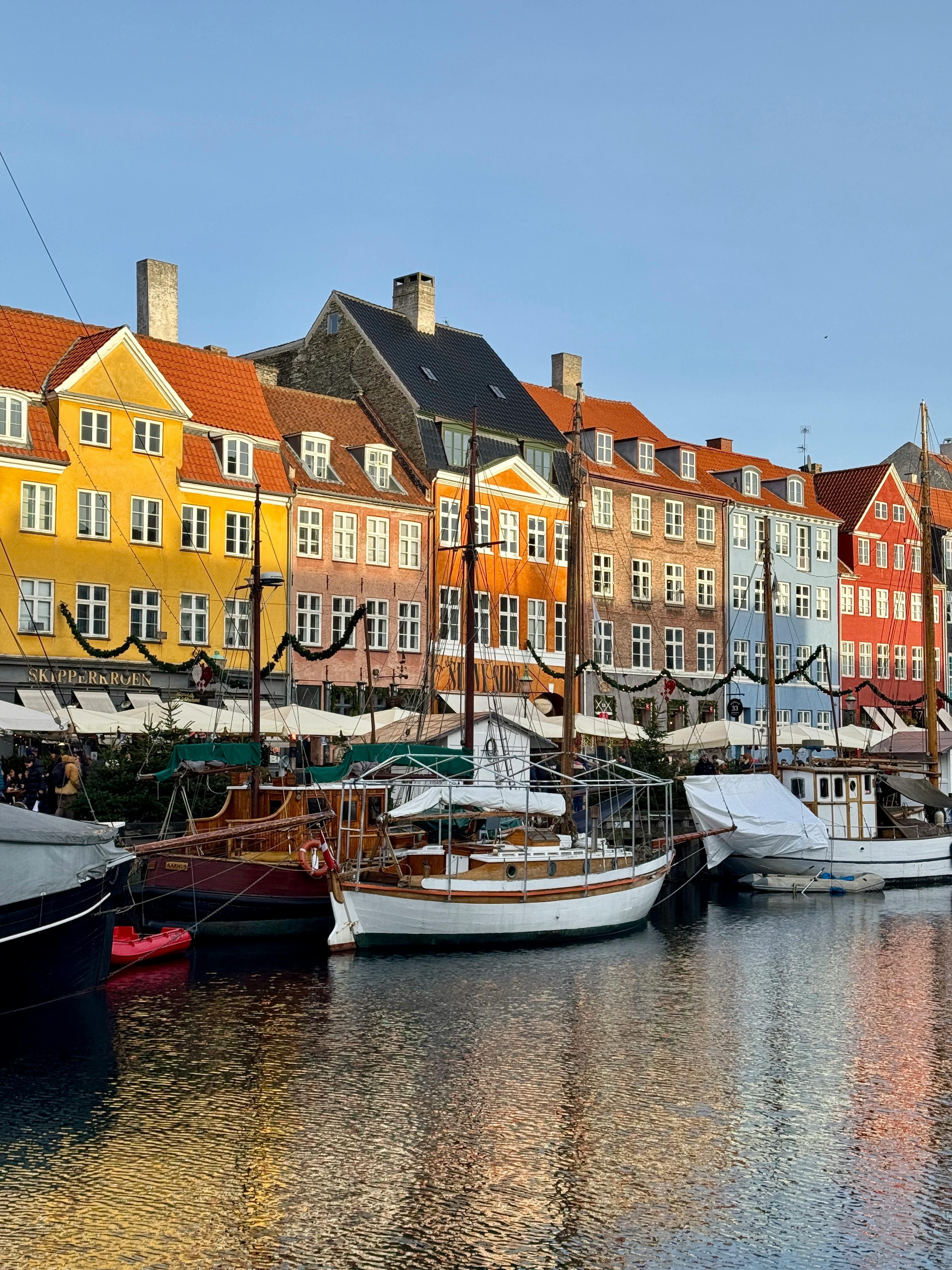 （セール）開催中 人気ブランドも続々プライス Denmark Copenhagen, in Harbor Nyhavn Vibrant · Photo Stock Free 洋楽
