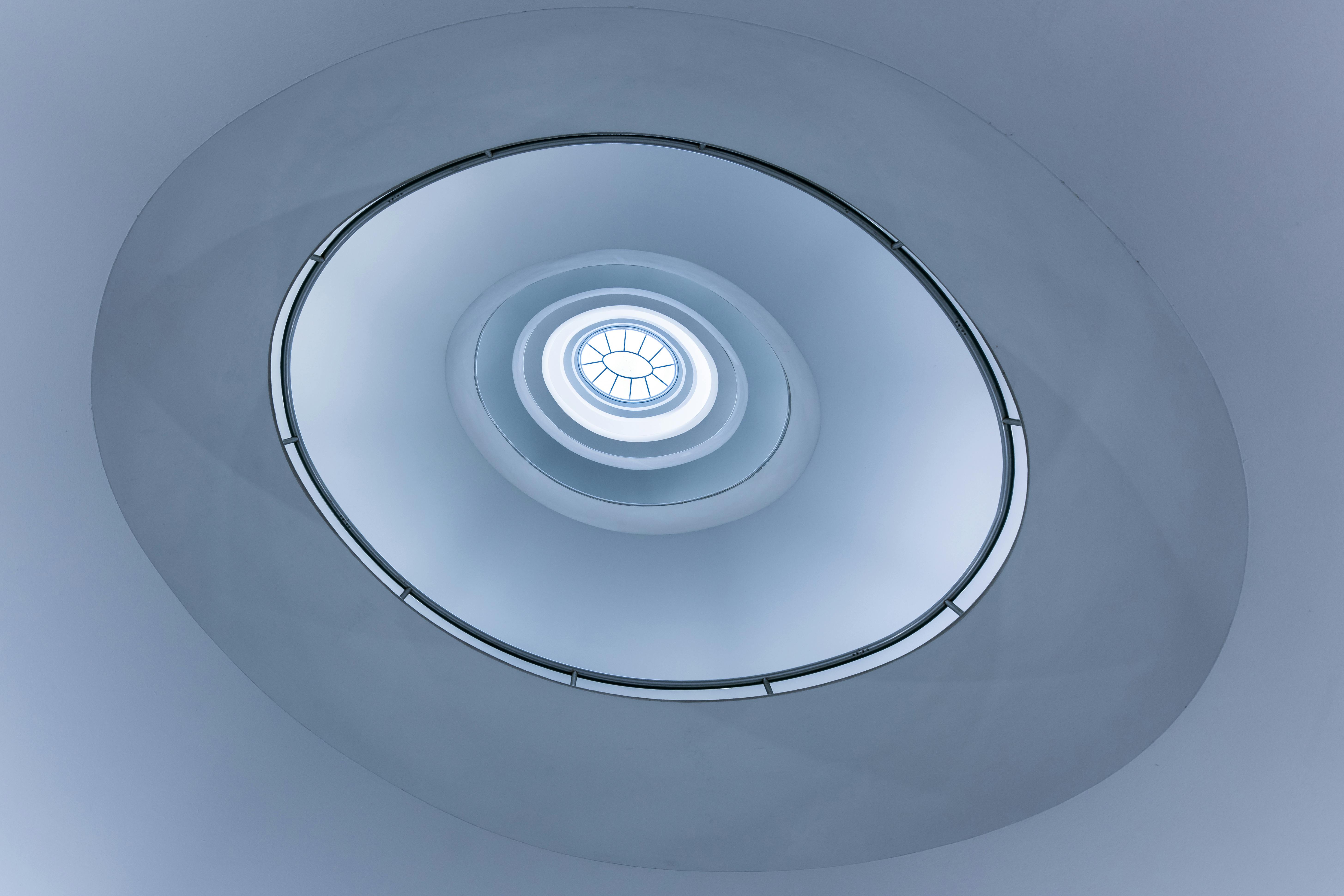 Kostenlos Ein faszinierender Blick auf ein spiralförmiges Deckendesign mit moderner geometrischer Ästhetik in Hamburg. Stock-Foto