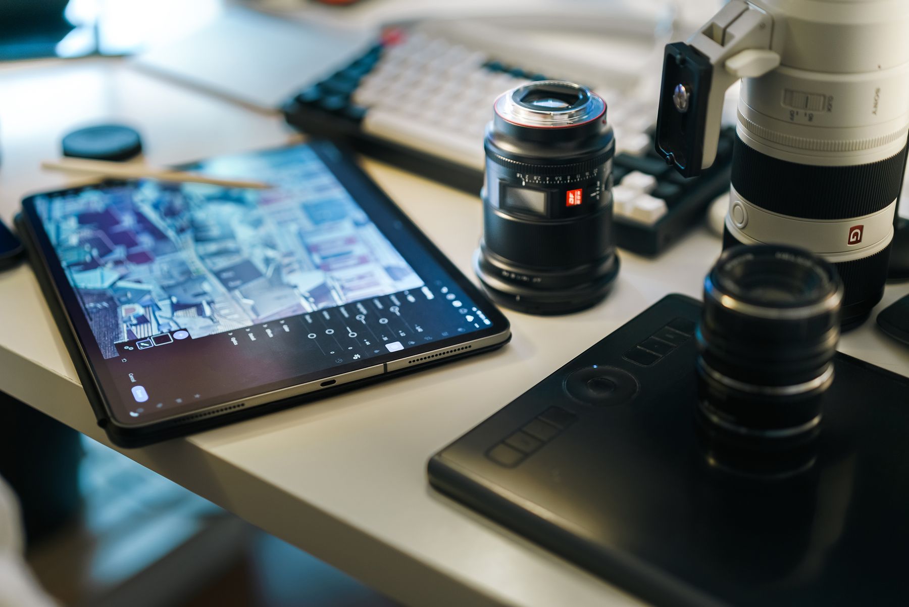 Espacio fotográfico con cámaras y tablet digital