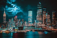 纽约市的天际线景色令人惊叹，明亮的摩天大楼与夜间水面的倒影交相辉映