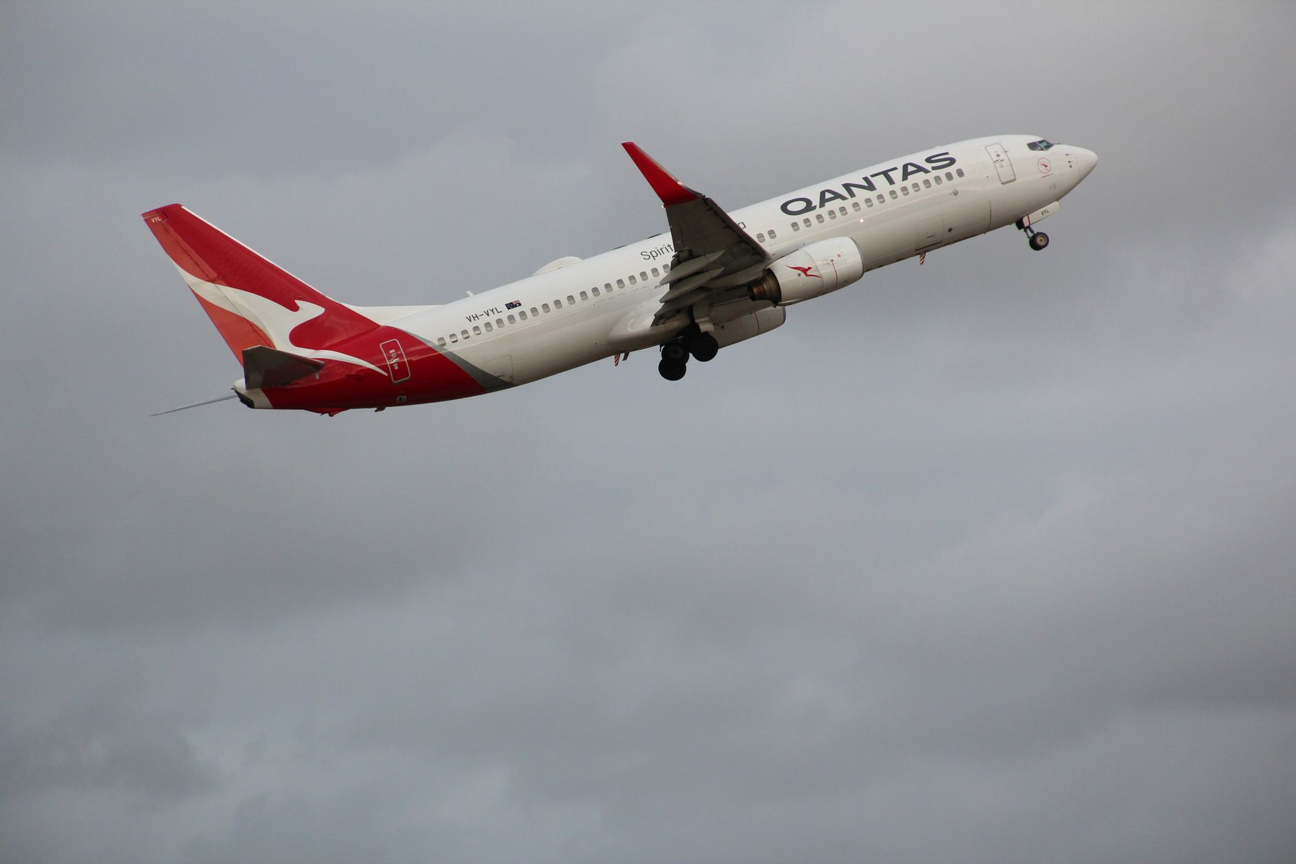 Gökyüzünde uçan Boeing 737 tipi yolcu uçağı