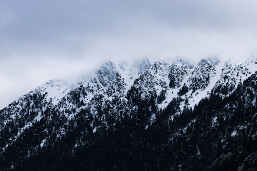 Free Dramatic snow-capped mountains partially shrouded in clouds in Antalya, Türkiye. Stock Photo