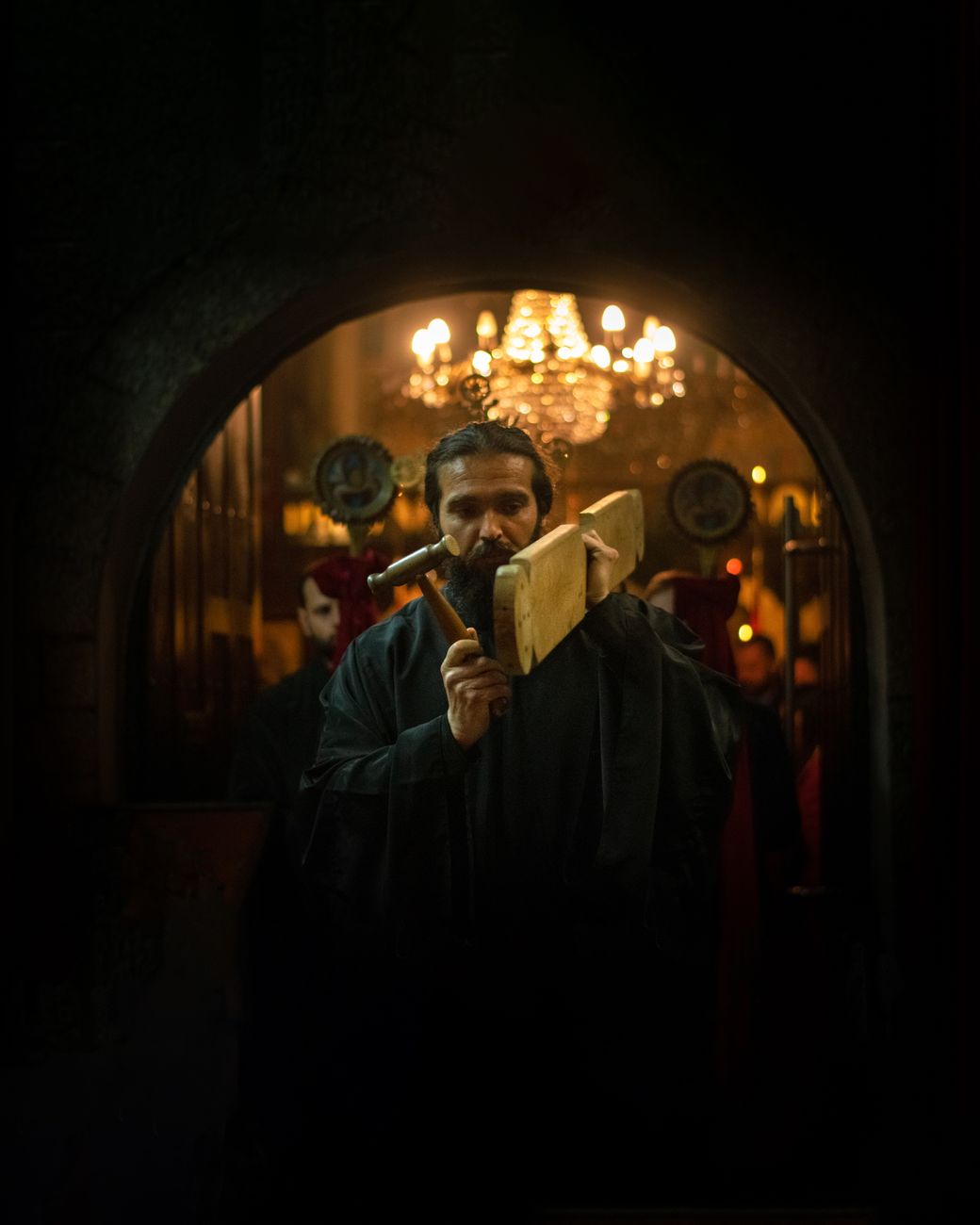 Oamenii participând la ritualul de Paște în Focșani, în noaptea de sâmbătă Oamenii participând la ritualul de Paște în Focșani, în noaptea de sâmbătă