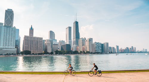 Due Persone Che Guidano Le Biciclette