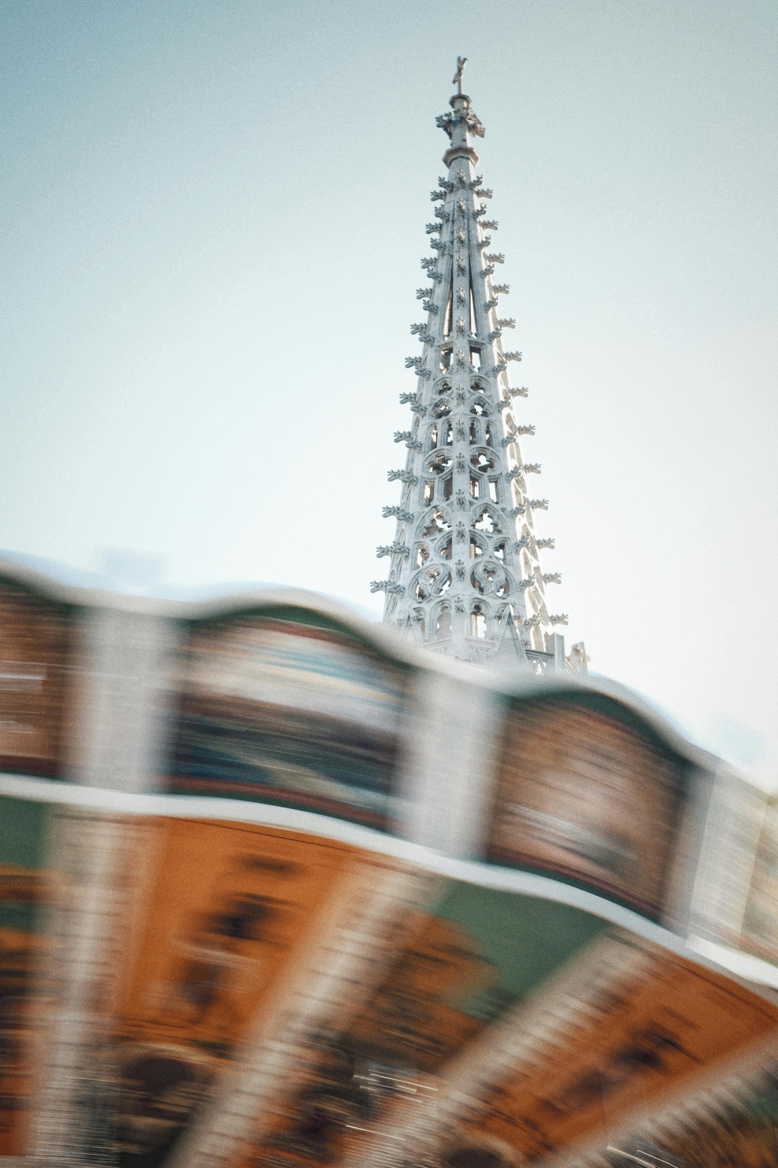 De franc Noria borrosa i torre a München, creant una escena urbana dinàmica. Foto d'estoc