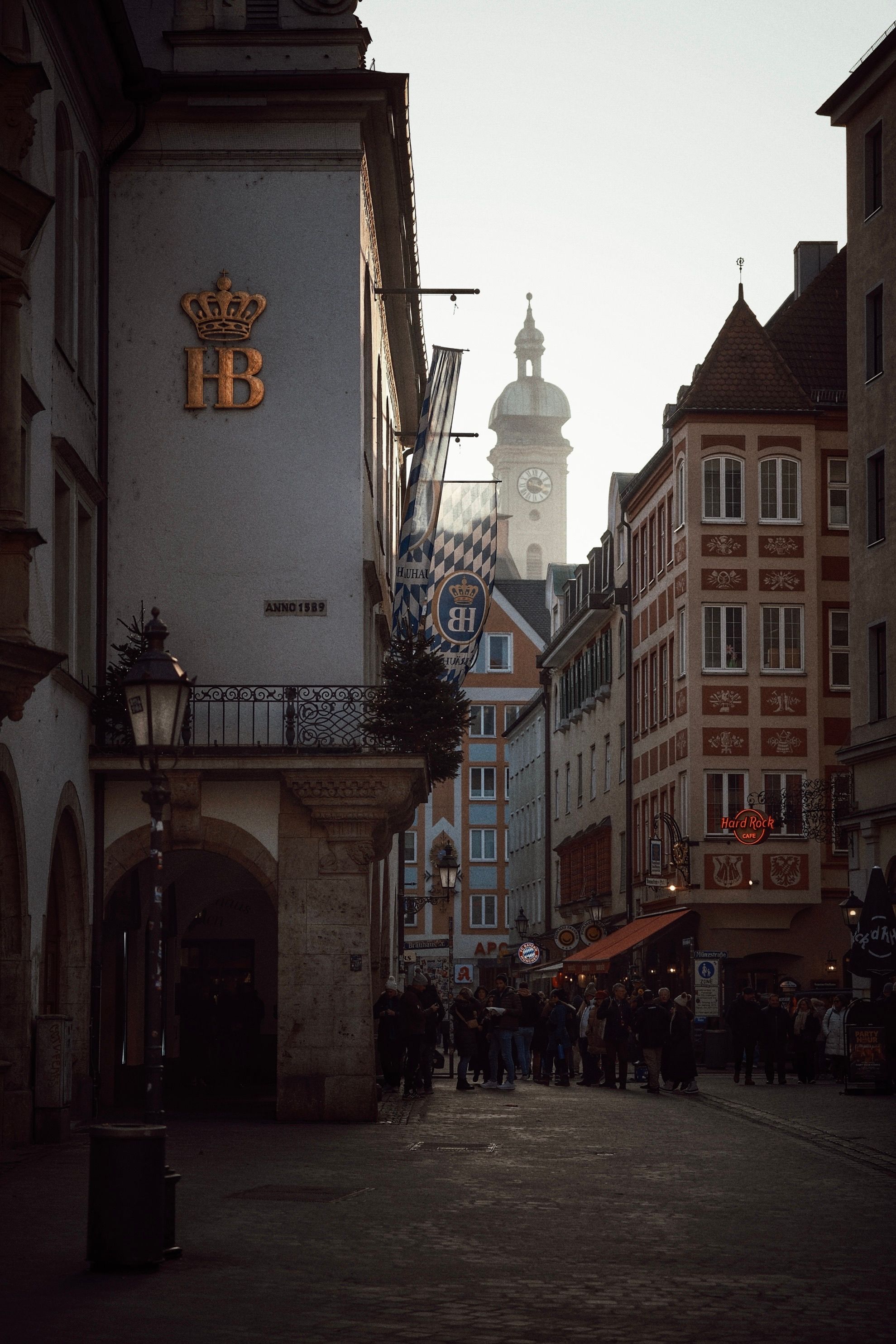 Gratis Utforsk Münchens sjarmerende arkitektur med utsikt over Hofbräuhaus og pulserende gateliv. Arkivbilde